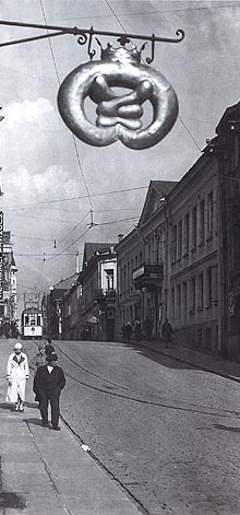 Linnankadun idyllinen näkymä 1930-luvun Viipurissa.