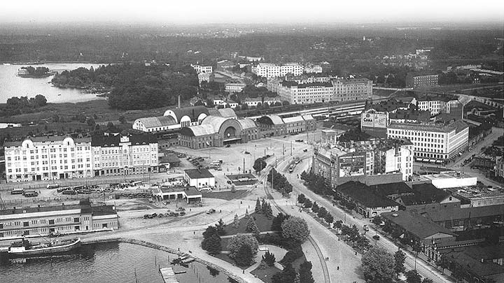 Viipurin keskustaa vuonna 1935. Kuvan keskellä rautatieasema, oikealla Karjalankatu ja vasemmalla Salakkalahti. Taustalla Papulan kaupunginosa. Kuva Juha Lankisen arkistosta.